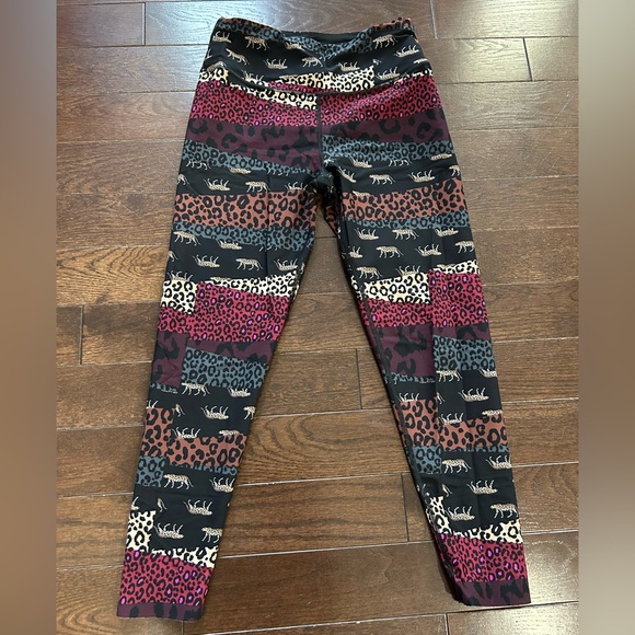 🌟Bundle 3 leggings for $28 🌟 
VS Animal Print Leggings - Picture 1 of 4